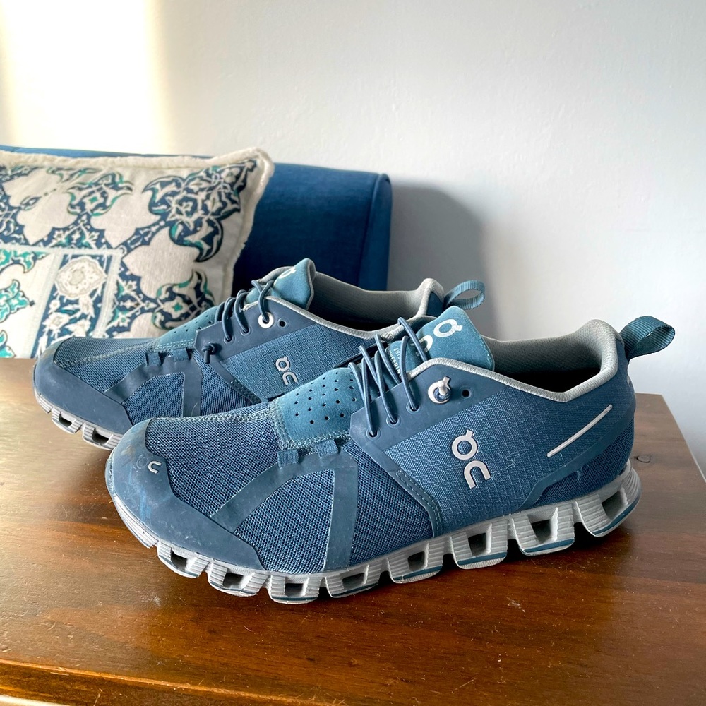 ON Cloud Waterproof Running Shoes - Women’s 6